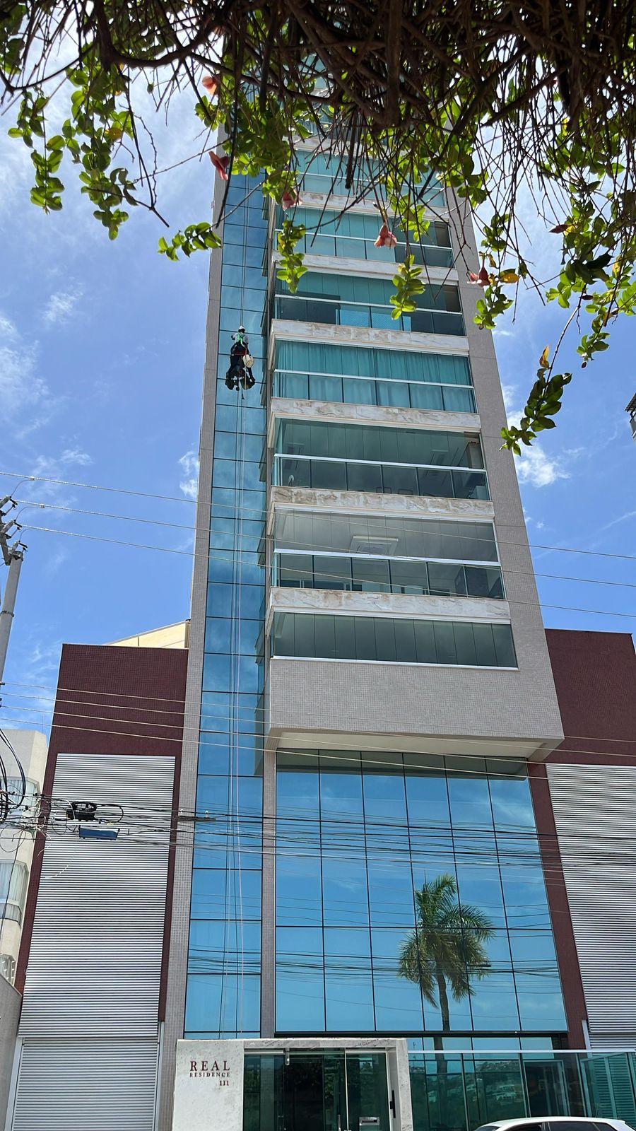 Equipe APEX realizando manutenção predial em edifício com trabalho em altura e acesso por cordas