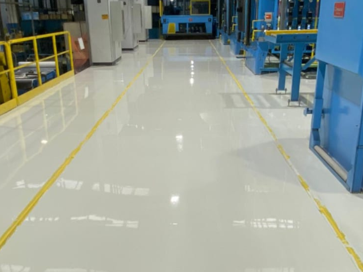 Piso Epóxi Industrial aplicado pela APEX - Pavilhão industrial com piso brilhante e reflexivo